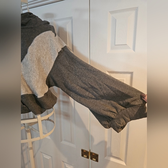 Cozy Grey and white cropped hoodie with flared sleeves - Picture 6 of 9